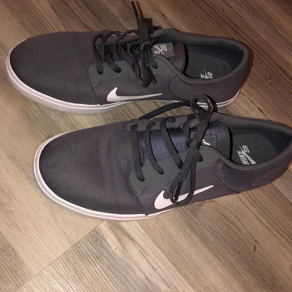Men’s size 7 Nike SB sneakers in grey. Worn once!